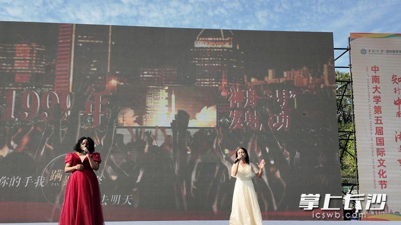 文艺展演舞台上，25个国别展演节目精彩不断。