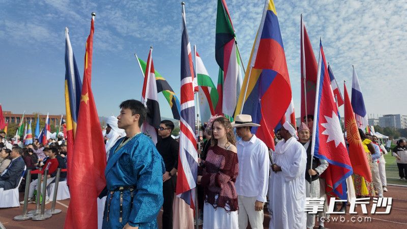 11月16日，中南大学第五届国际文化节在潇湘校区体育场副场举行，吸引来自100多个国家和地区的万余名中外师生参与。 均为长沙晚报全媒体记者张炎炎摄