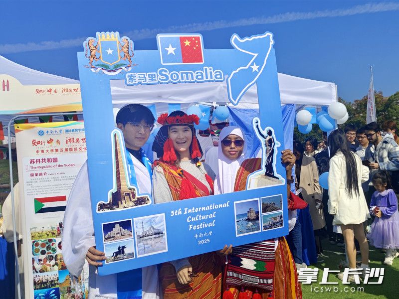 换上当地特色服饰，来张合影打卡。