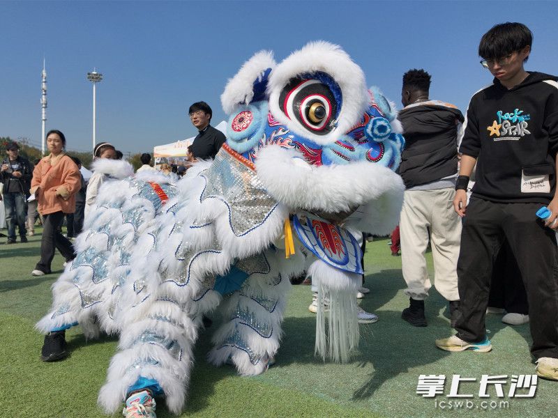 互动体验、文艺展演，让师生们忍不住驻足观赏。