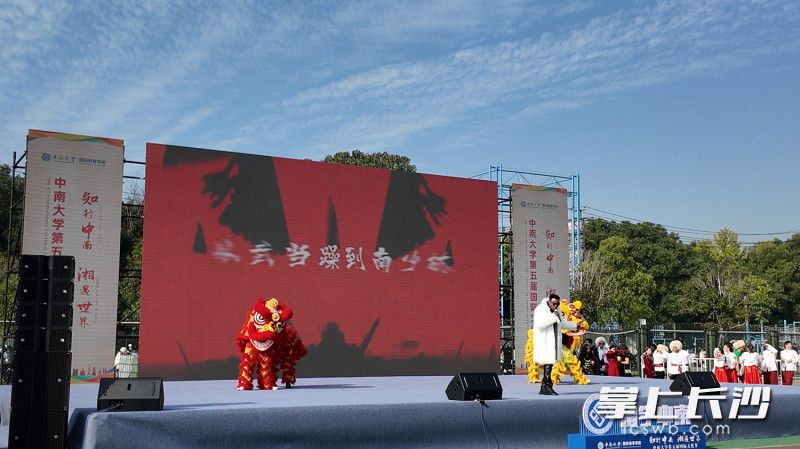 文艺展演舞台上，25个国别展演节目精彩不断。