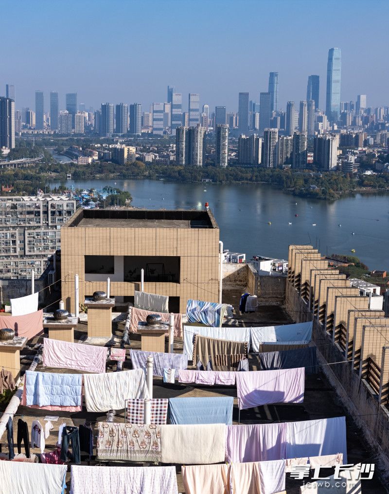 楼顶晾晒的被褥与与市中心的高楼。