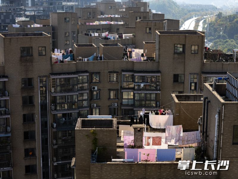 放眼望去，不少小区的楼顶上都晒满了被褥衣物。