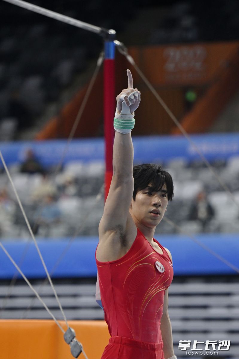 张博恒在单杠比赛后庆祝。长沙晚报特派全媒体记者 王志伟 摄