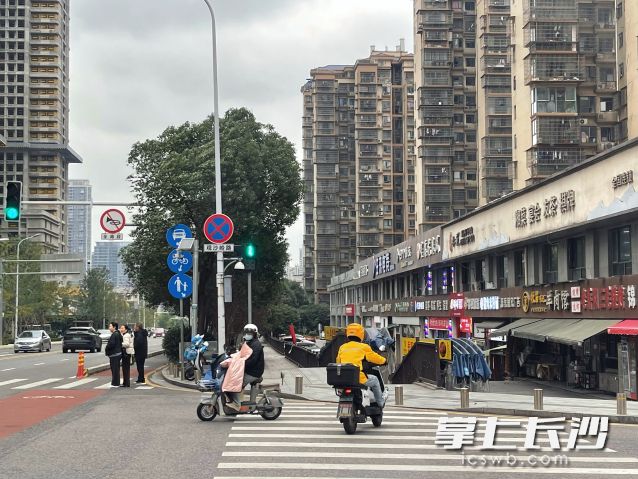 17日,长沙天气阴沉,羽绒服、口罩等“全副武装”防寒防风。 长沙晚报全媒体记者 舒元臻 摄 17日,长沙天气阴沉,羽绒服、口罩等“全副武装”防寒防风。 长沙晚报全媒体记者 舒元臻 摄