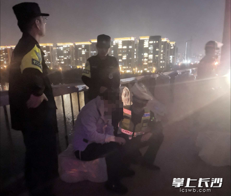 众人合力救下的男子。来源:环路交警 众人合力救下的男子。来源:环路交警