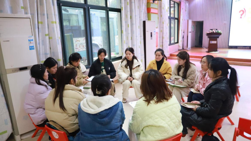党员幼师带领进行教研活动。