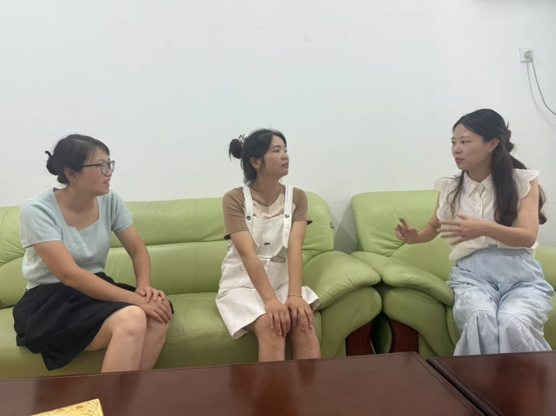 党员老师跟新老师谈心聊天。