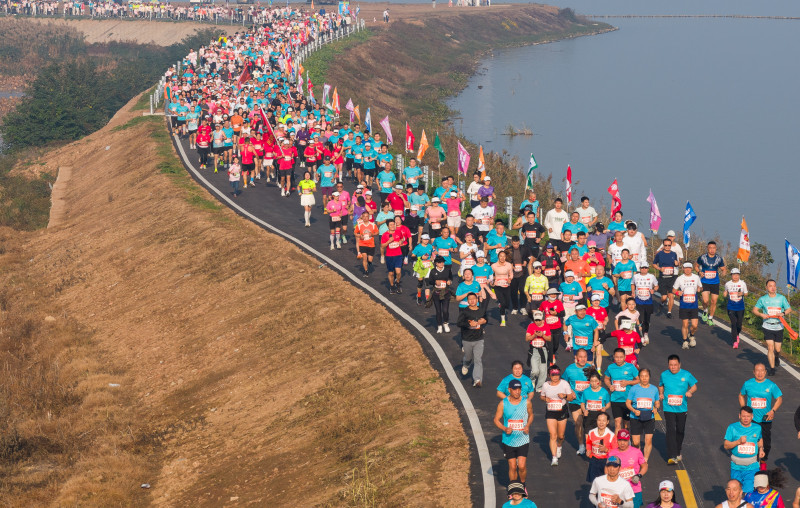选手畅跑湖畔 均为主办方 供图
