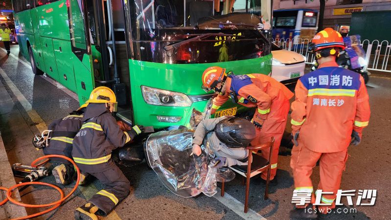 消防员正在营救被困人员。 长沙晚报通讯员 杨慧 摄 消防员正在营救被困人员。 长沙晚报通讯员 杨慧 摄