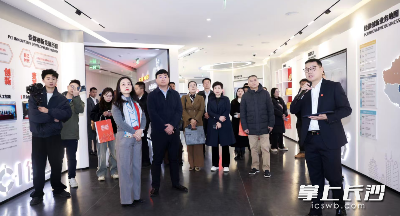 活动同步设置佳都科技创新成果展示环节，与会嘉宾正在佳都科技中南区总部展厅参观。