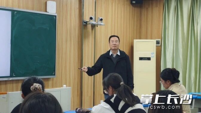 真正的“门道”，藏在长沙市实验中学周煌军老师的一场讲座里。长沙晚报通讯员 何方蓉 摄
