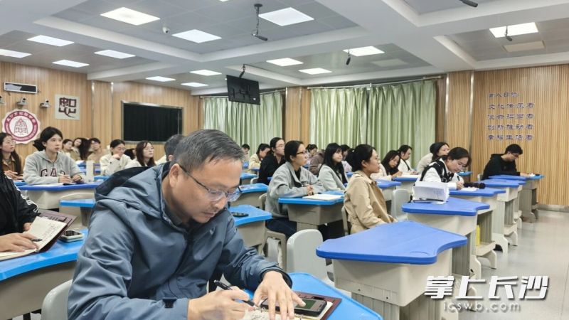 老师们认真听讲，做好笔记。