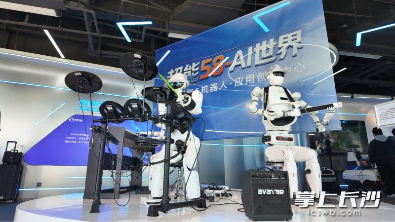 “超人乐队”激情演奏。