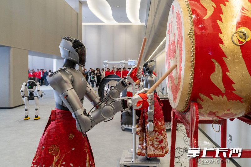 机器人表演节目。 机器人表演节目。