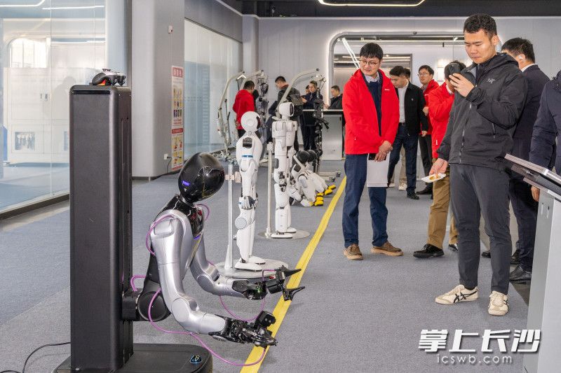 展示车间内,参观者驻足观察、拍摄。 展示车间内,参观者驻足观察、拍摄。