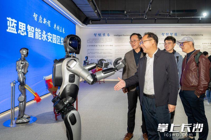 观众对机器人表现出浓厚兴趣。 观众对机器人表现出浓厚兴趣。