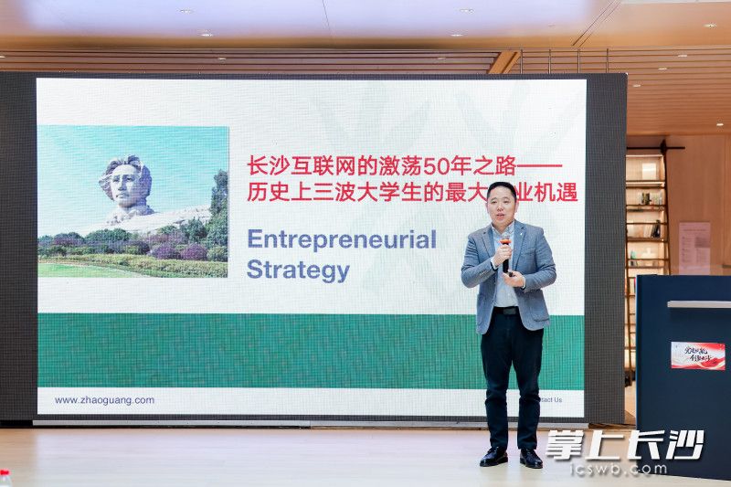 嘉宾进行现场分享。