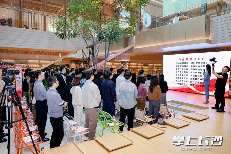 现场集体宣读行业自律公约。