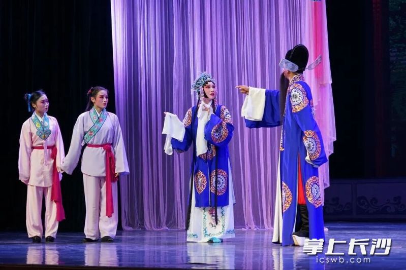 花鼓戏《二堂审子》。均为长沙市花鼓戏保护传承中心供图 花鼓戏《二堂审子》。均为长沙市花鼓戏保护传承中心供图