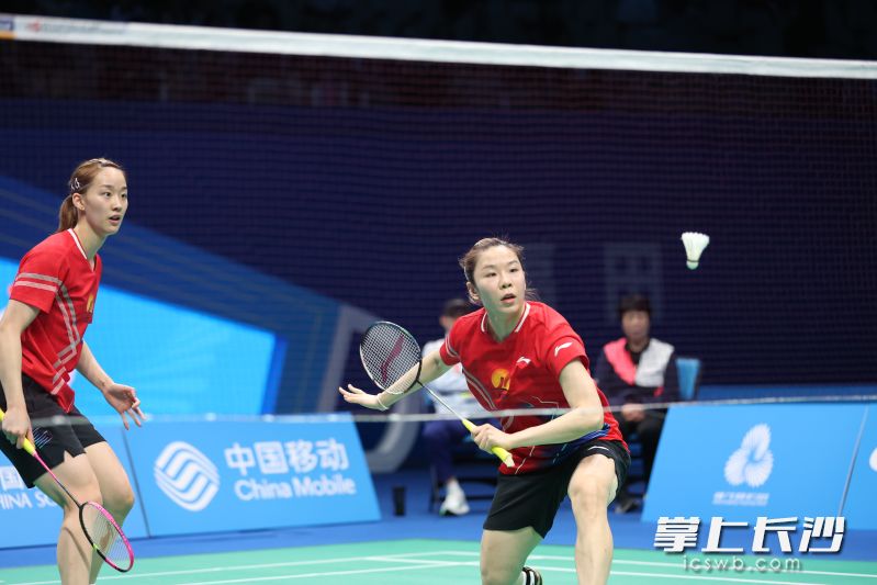 贾一凡在比赛中救球。