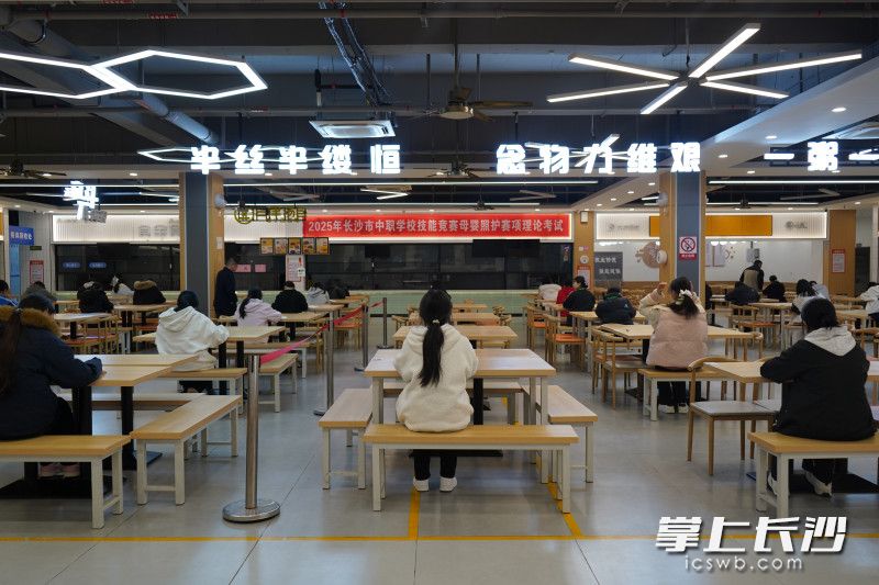 母婴照护赛项理论考试现场。