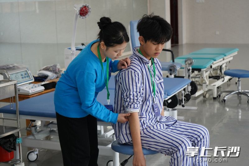 2025年长沙市中等职业学校技能竞赛康复技术赛项比赛现场。长沙晚报通讯员 周利军 摄