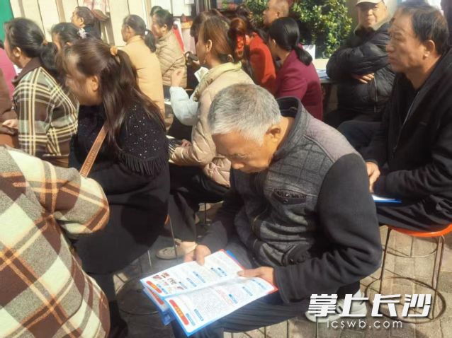 一位大爷在现场认真翻看安全宣传手册。 一位大爷在现场认真翻看安全宣传手册。