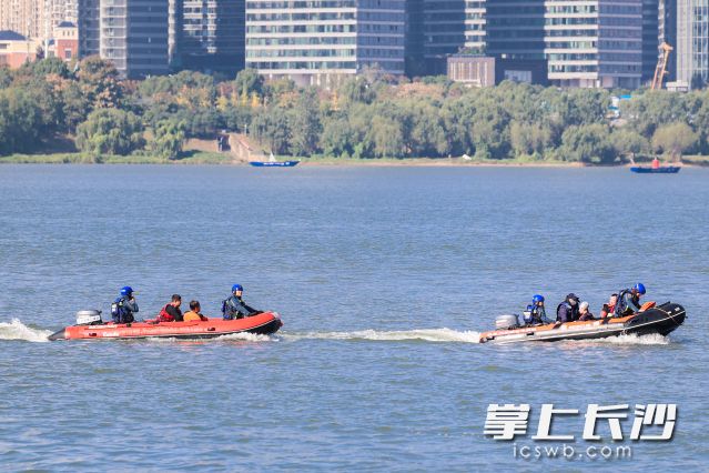 现场模拟真实险情、检验应急能力的水上“大考”正在进行。均为长沙晚报全媒体记者 林暘摄