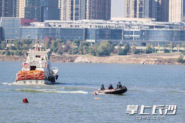 演练现场救援人员正在进行对“落水人员”进行“施救”。