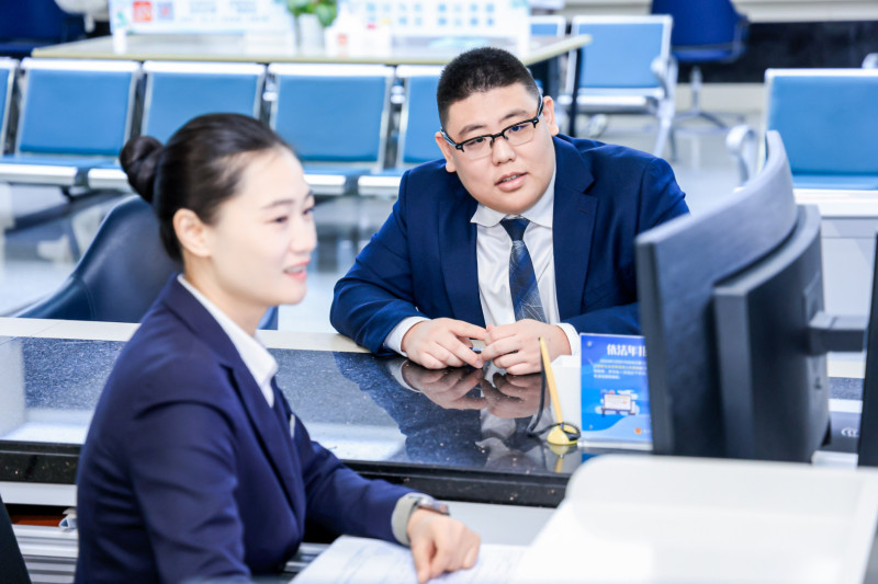 长沙市市场监管局通过政策创新、流程再造等举措，营造更为便捷高效的入市通道。图为经营者在长沙市市场监管局行政审批服务窗口办理相关业务。