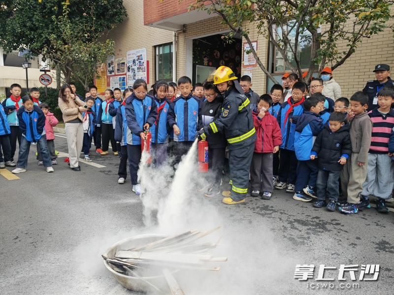 消防员教授学生灭火。 长沙晚报通讯员 杜泽源 摄