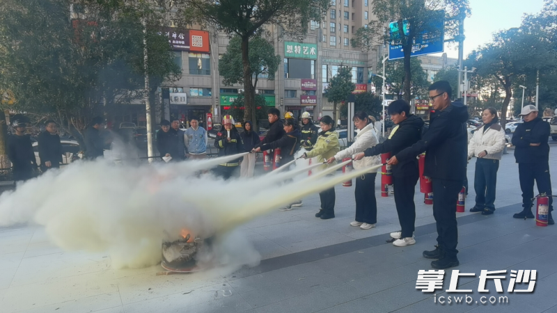 消防员指导公司员工灭火。 均为长沙晚报通讯员 杨来富 摄