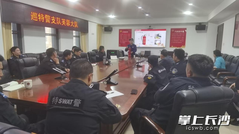 消防宣讲员为特警队员上消防课。 长沙晚报通讯员 章响亮 摄