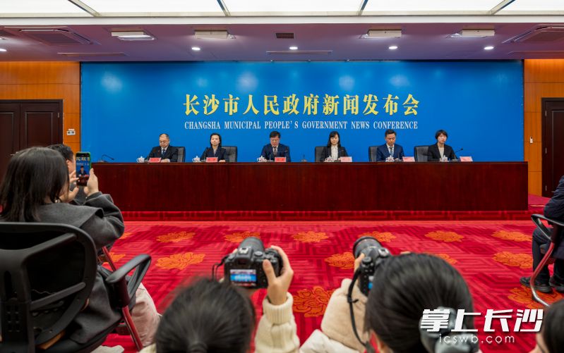 11月20日上午，长沙市“‘十四五’答卷”系列主题首场新闻发布会举行，芙蓉区围绕招商引资、民生建设、楼宇经济、营商环境等介绍辖区“十四五”发展成绩单。均为长沙晚报全媒体记者 陈飞 摄