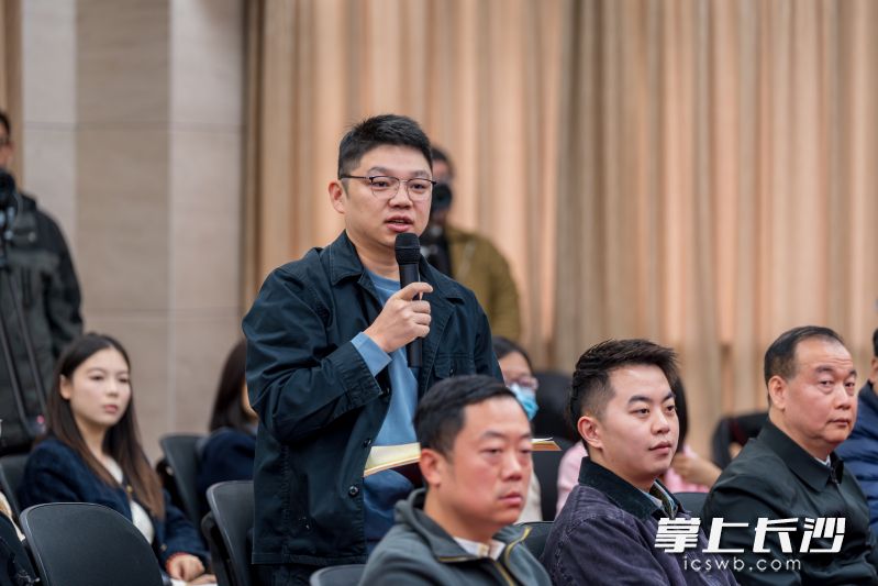 长沙晚报记者正在提问。