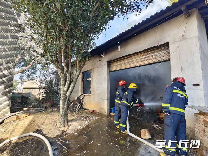 消防员正在灭火。 长沙晚报通讯员 杨国庆 摄 消防员正在灭火。 长沙晚报通讯员 杨国庆 摄