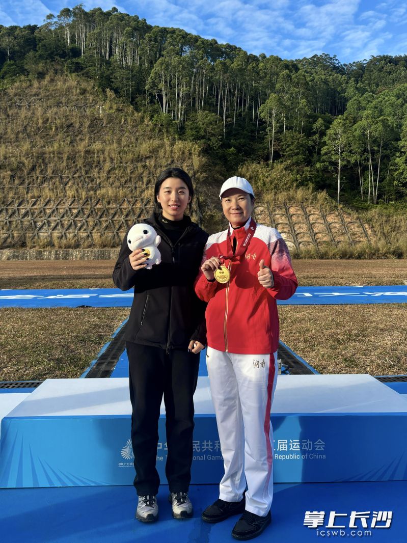 王子嫣与夺冠的妈妈合影。受访者供图