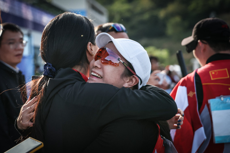 刘英姿在赛后拥抱女儿。