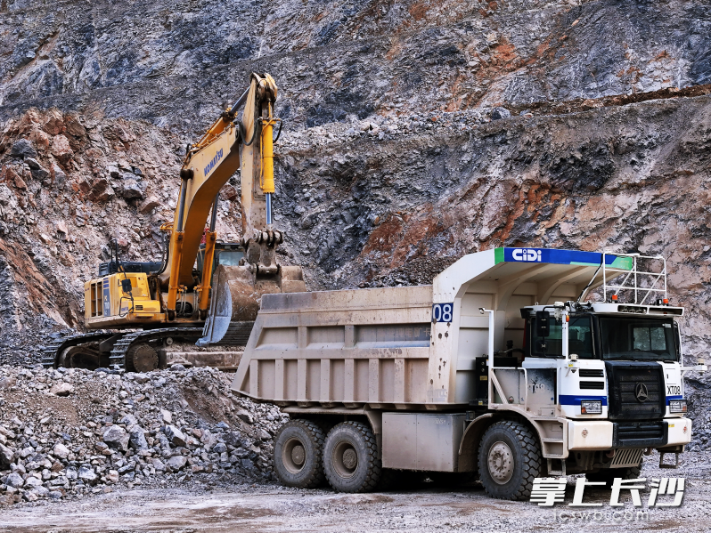 纯电全矿山无人矿卡在作业。图片均由希迪智驾供图 纯电全矿山无人矿卡在作业。图片均由希迪智驾供图