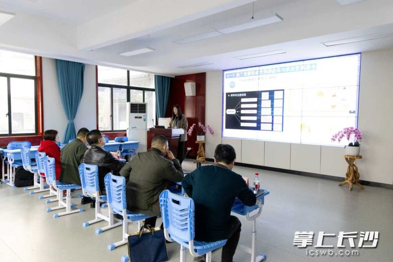 分组平行交流中。