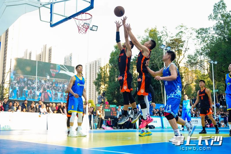 球员们在新球场上激烈比赛。图片均为长沙晚报通讯员 吴兰芳 提供 