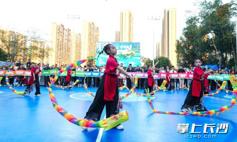 拉拉队员为球员们加油。