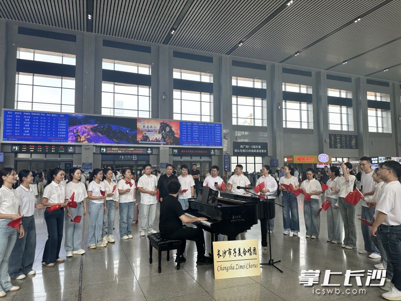 子美室内合唱团在火车站候车室表演。