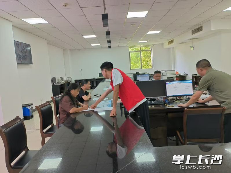 浏阳市档案馆先锋志愿者指导查档群众填写资料。均为长沙晚报通讯员 暨诚姿供图