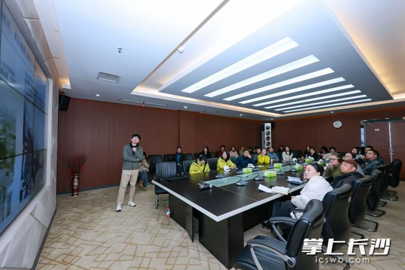 刘令工程师为“城市推介官”解读长沙综合交通规划。