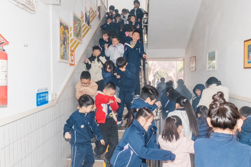 师生在进行疏散演练。