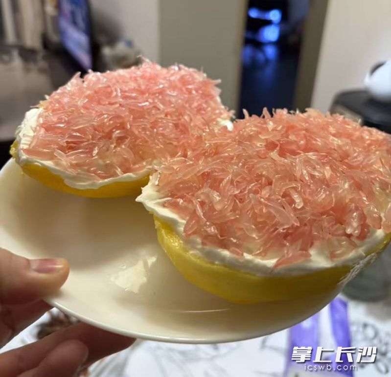 “固体杨枝甘露”受到年轻人喜爱。长沙晚报全媒体记者 傅容容 摄