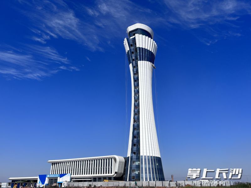 目前，长沙黄花国际机场T3航站楼配套新塔台已进入冲刺收尾阶段。星沙时报记者 王俊 摄
