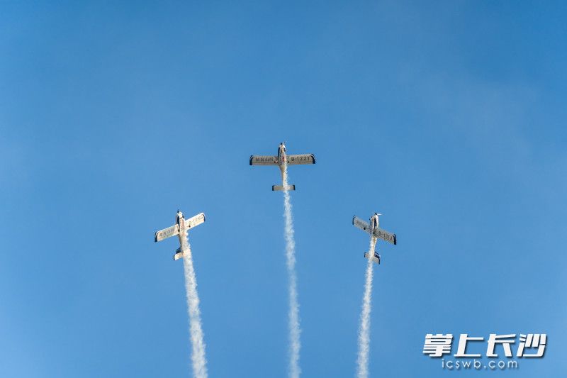 湖南山河飞行表演队驾驶着本土造“阿若拉”飞机登场。 湖南山河飞行表演队驾驶着本土造“阿若拉”飞机登场。